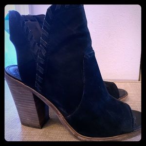 Gorgeous Barely Used Vince Camino Boots